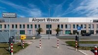 https://commons.wikimedia.org/wiki/File:Weeze,_Flughafen_--_2016_--_2522-8.jpg. siehe 'Hinweise und Links